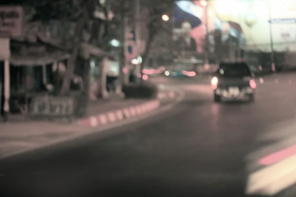 Zamazany samochód w mieście w nocy — Zdjęcie stockowe