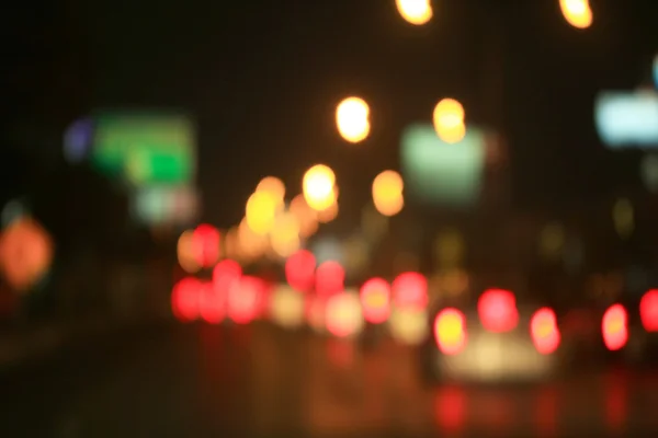 Розмита машина в місті вночі — стокове фото