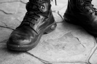 Güvenlik bacaklar ve ayakkabı.