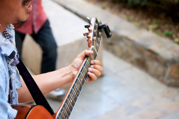 Suonare la chitarra — Foto Stock