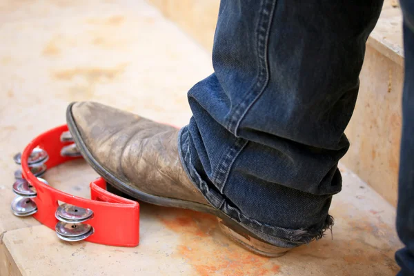 Zapatos de cuero de los hombres hacen tamborina ritmo —  Fotos de Stock
