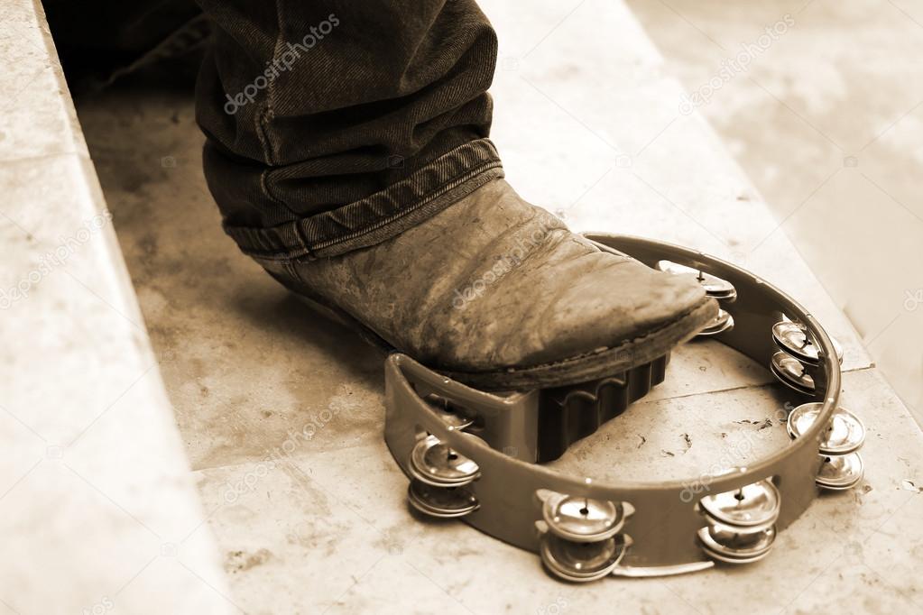 Men's leather shoes do rhythm tamborine