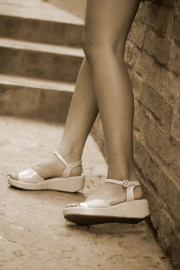 bacakları ve ayakkabılar