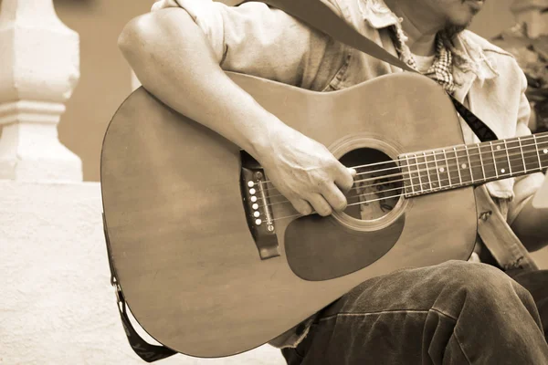 Playing the guitar — Stock Photo, Image