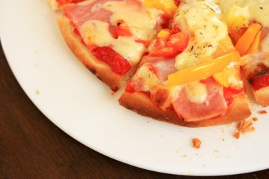 İtalyan pizza jambon peynir ve biber