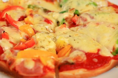 İtalyan pizza jambon peynir ve biber