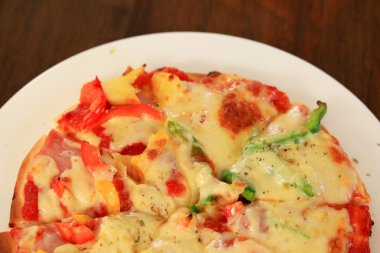 İtalyan pizza jambon peynir ve biber