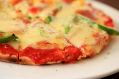 İtalyan pizza jambon peynir ve biber