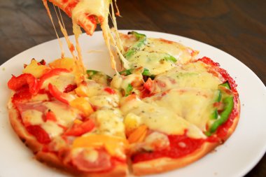 İtalyan pizza jambon peynir ve biber