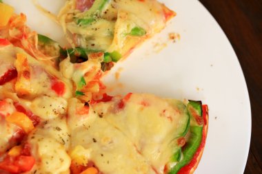 İtalyan pizza jambon peynir ve biber