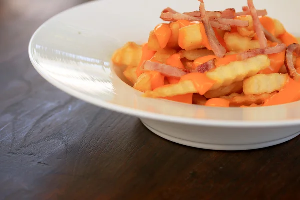 Papas fritas con salsa de queso —  Fotos de Stock