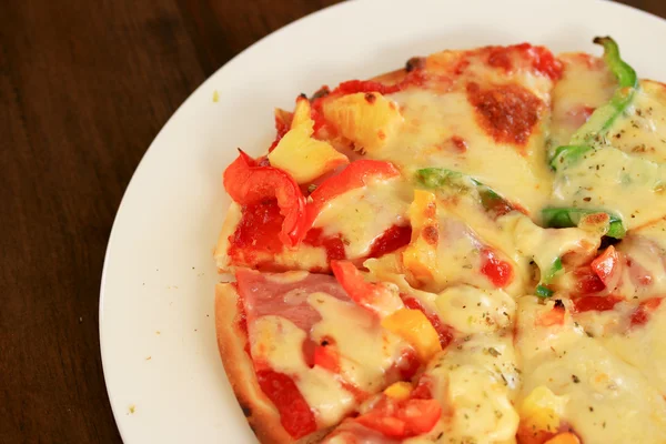 Queijo de presunto de pizza italiano e pimenta — Fotografia de Stock