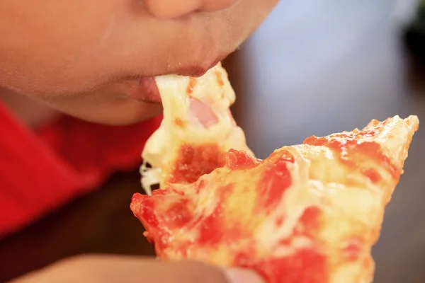 Mujer comiendo pizza italiana queso jamón y pimienta . — Foto de Stock
