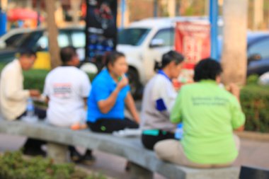 parkta oturan bulanık insanlar