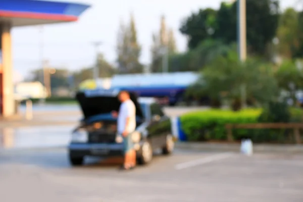 彼は壊れた車のぼやけた男 — ストック写真