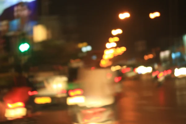 Embaçado de carro na cidade à noite — Fotografia de Stock