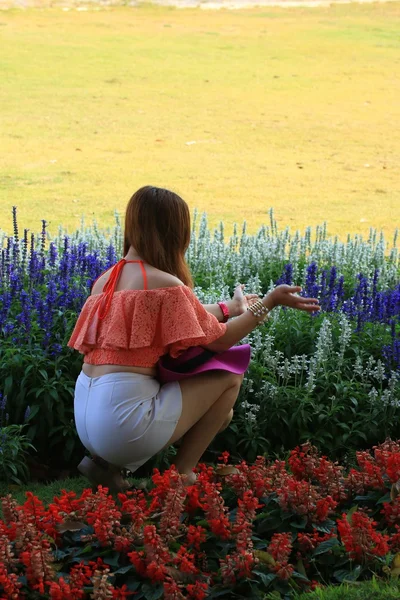 Bulanık bir çiçek bahçesi kadında — Stok fotoğraf