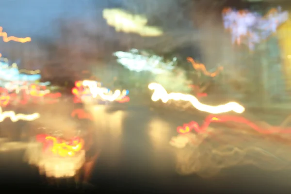 Brouillé de voiture dans la ville la nuit — Photo