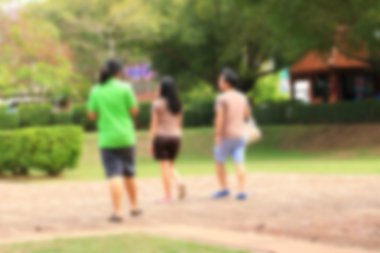 Parktaki insanlar bulanık.