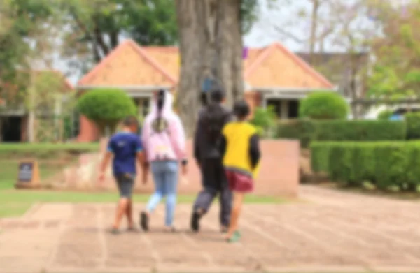 Wazige mensen in het park — Stockfoto