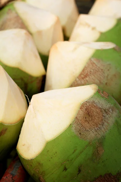 Kokoswasser trinken — Stockfoto