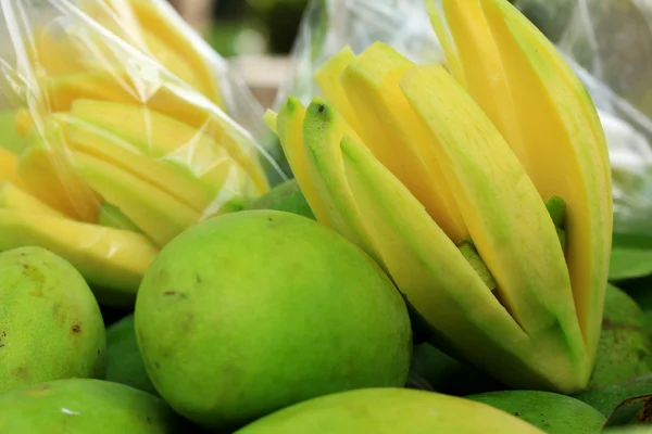 Frukten mango i marknaden — Stock fotografie