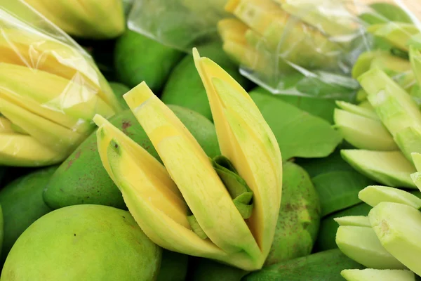 Frukten mango i marknaden — Stock fotografie