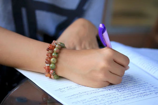 Meisjes schrijven — Stockfoto