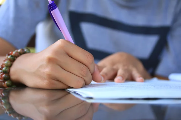 Chica escribiendo — Foto de Stock