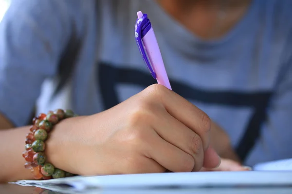 Chica escribiendo — Foto de Stock