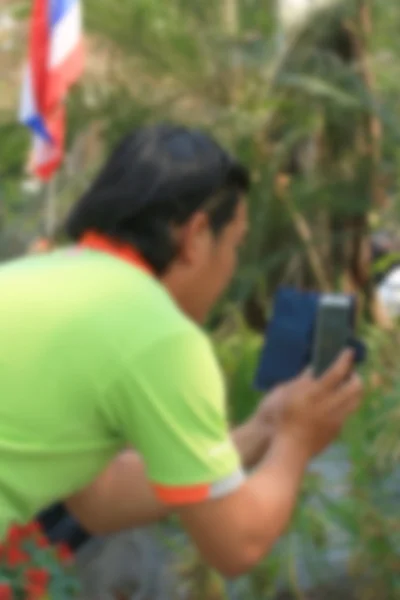 Borrosa usando el teléfono inteligente — Foto de Stock