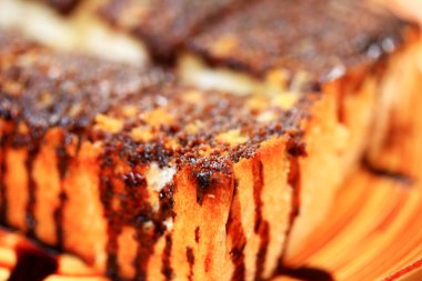 Çikolata ve tereyağı ile tepesinde tost ekmeği.