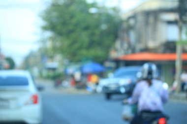 Şehirdeki araba bulanık. 