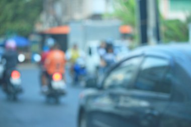 Şehirdeki araba bulanık. 