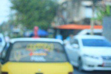 Şehirdeki araba bulanık. 