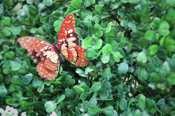 Mesterséges pillangó kert dekoráció — Stock Fotó