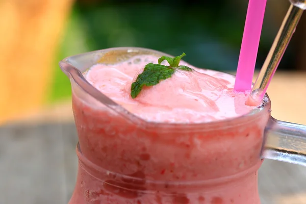 Erdbeer-Smoothie. — Stockfoto