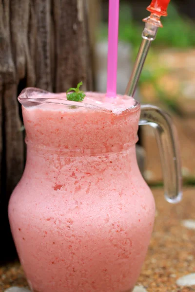 Batido de fresa. —  Fotos de Stock