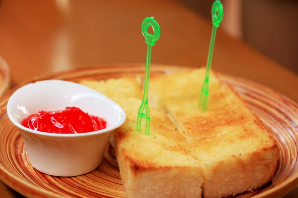 Toast brood en strawberry jam. — Stockfoto