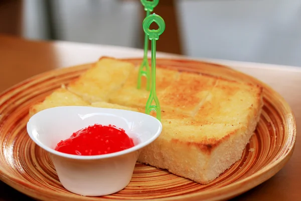 Toast brood en strawberry jam. — Stockfoto