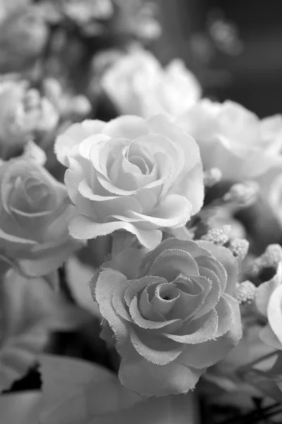 Винтажные розы искусственные — стоковое фото