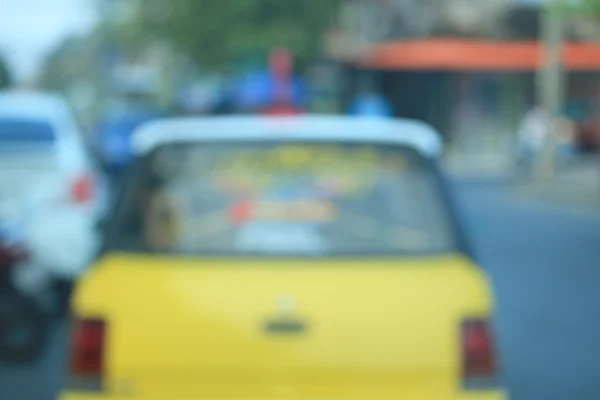 街中の車のせいで — ストック写真