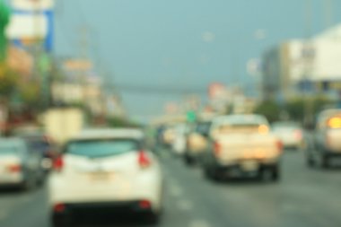 Yoldaki araba bulanık.