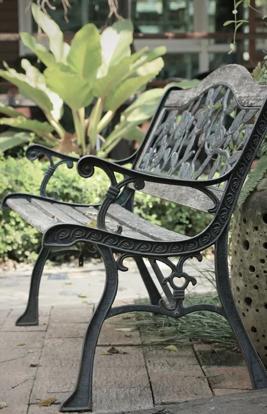 Bänk stol i parken — Stockfoto