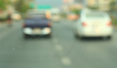 Yoldaki araba bulanık.