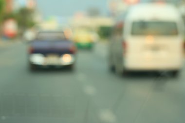 Yoldaki araba bulanık.