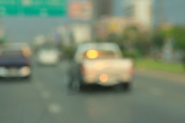 Yoldaki araba bulanık.