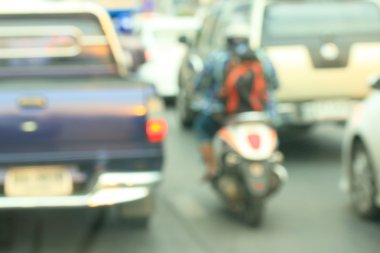 Yoldaki araba bulanık.