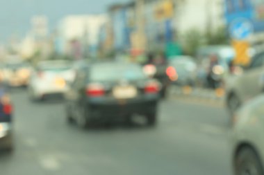 Yoldaki araba bulanık.