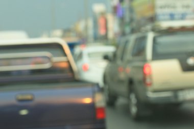 Yoldaki araba bulanık.